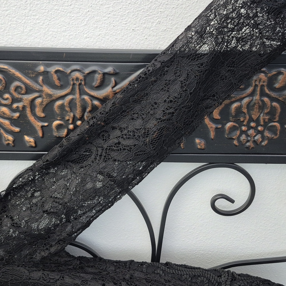 Elegant Black Lace Top - Picture 4 of 5